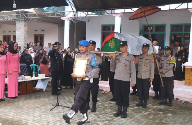 Tembakan Kehormatan Iringi Pemakaman Bripka Taruna di Indramayu