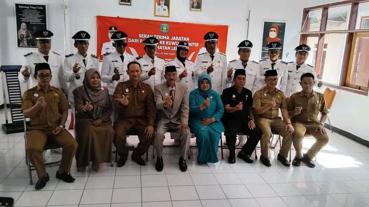 Camat Fauzie Gelar Sertijab Kuwu PJ ke Kuwu Definitif Sebanyak 9 Desa di Aula Kecamatan Lelea