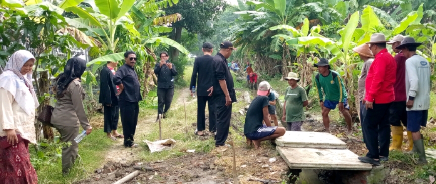 Pemdes Waru Gercep Lakukan Normalisasi Irigasi Kalen Menuju Sawah Petani