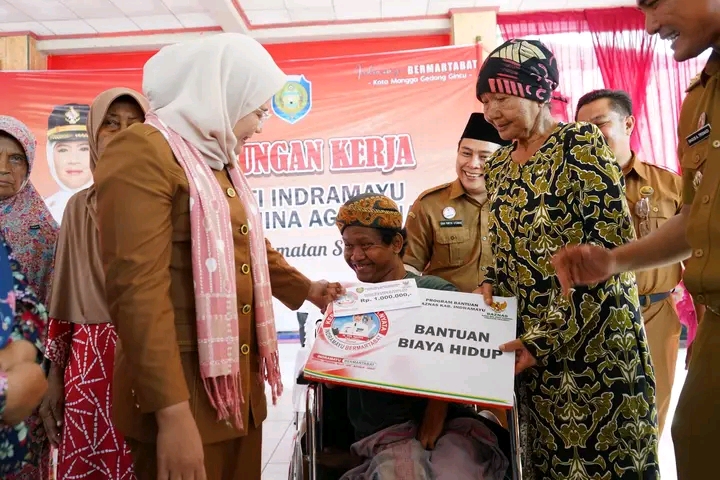 Kunker di Kecamatan Sukra, Bupati Nina Agustina Tebar Berbagai Bantuan