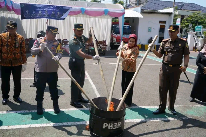 Kejaksaan Negeri Indramayu Kembali Musnahkan Barang Bukti Tindak Pidana Umum