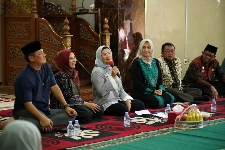 Kunjungi Masjid Al Hidayah Desa Sudikampiran, Bupati Nina Agustin Bantu Operasional Masjid dan Santuni Anak Yatim