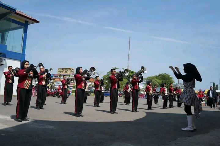 Aksi Marching Band Ramaikan Indramayu Fiesta 2024