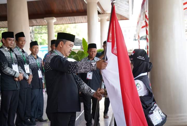 440 Jemaah Calon Haji Kloter 25 KJT Kabupaten Indramayu Terbang Menuju Baitullah