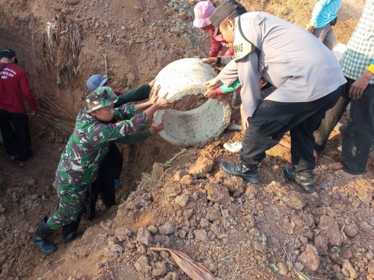 Musim Tanam Kedua, Kuwu Jatimulya Persiapkan Saluran Irigasi Sawah Petani