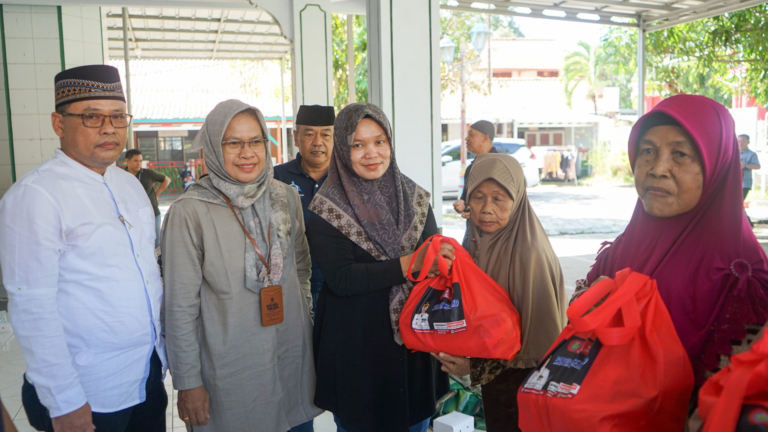 Perumdam Tirta Darma Ayu Laksanakan Giat Jumat Berkah Sesuai Arahan Bupati Indramayu