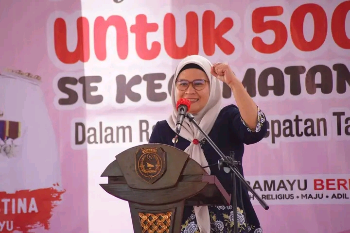 Wujudkan Pertanian Hebat, Bupati Nina Agustina Serahkan Benih Padi Kepada 500 Petani Kecamatan Losarang