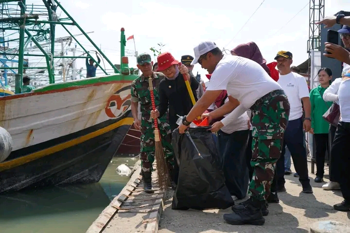 Transformasi Kawasan Pesisir Indramayu Dengan Aksi Bersih Pantai dan Laut, Bupati Nina Agustina Siapkan Kapal Keruk Senilai 15 Miliar Untuk Normalisasi 14 Muara Sungai