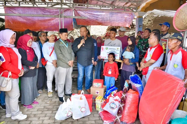 Tanggap Bencana, Bupati Indramayu Berikan Bantuan Ke Masyarakat Terdampak