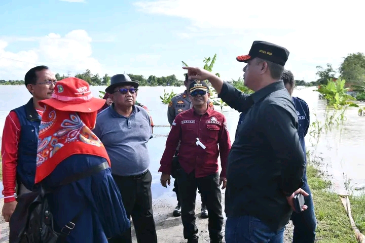 Sekda Indramayu Tinjau Lokasi Banjir di Desa Juntikedokan