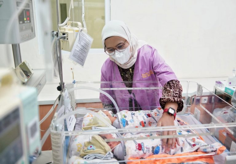 Bupati Nina Kunjungi Bayi Kembar Lima di RSUD Indramayu, Biaya Kelahirannya Ditanggung BPJS PBI Pemkab Indramayu