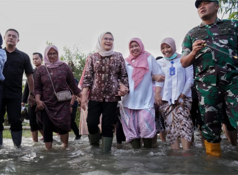 Bupati Nina Agustina Kunjungi Lokasi Banjir di Desa Tinumpuk Disambut Antusias Oleh Warga