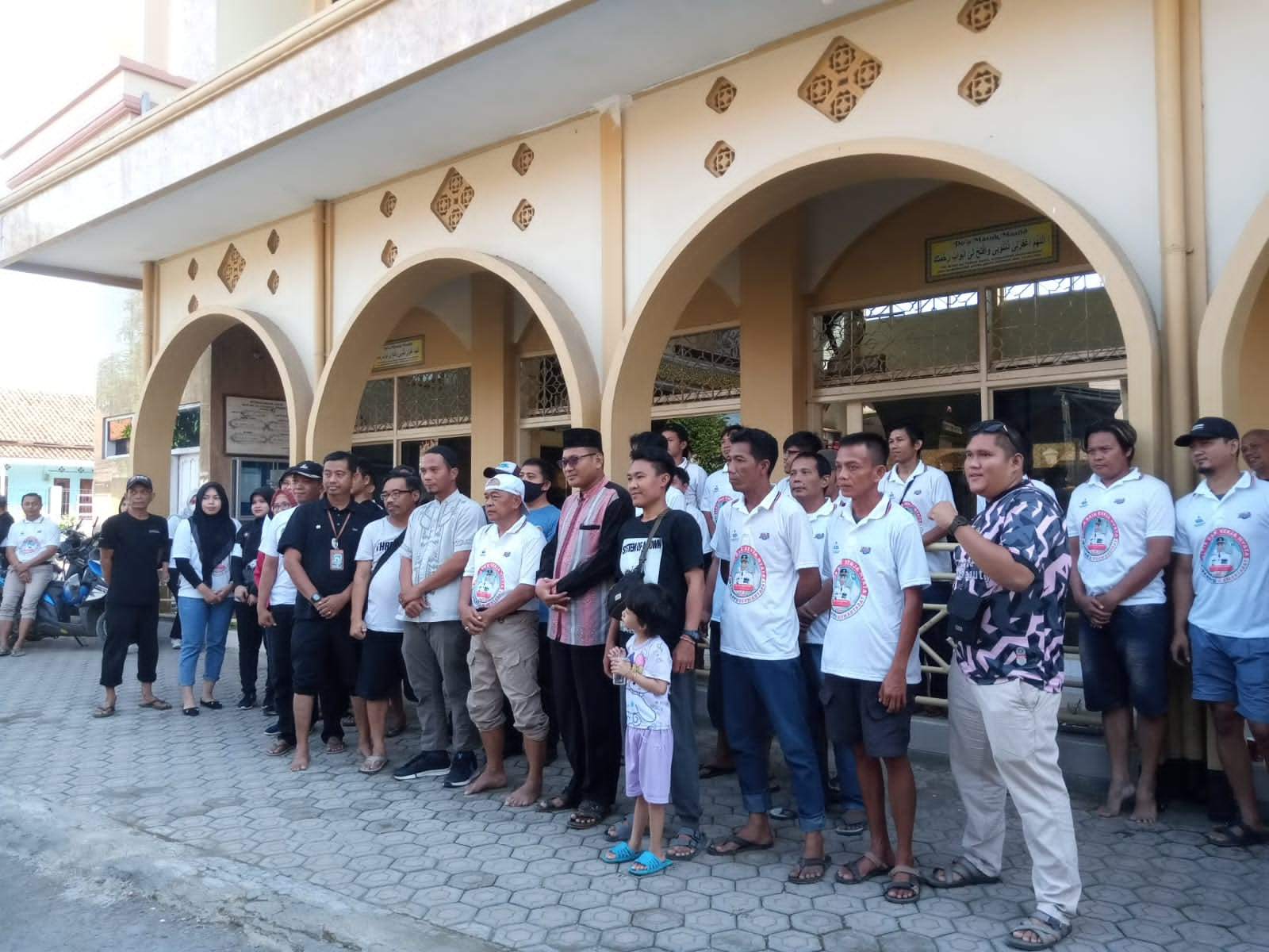 Dirut Perumdam Tirta Darma Ayu Laksanakan Program Bupati Lakukan Jumsih Di Masjid Al- Inabah