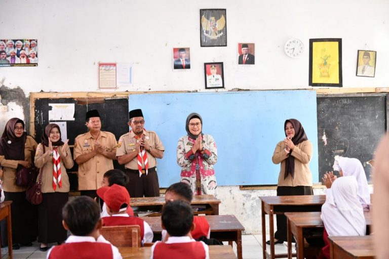 Hari Pertama Masuk Sekolah, Bupati Nina Agustina Berikan Motivasi Semangat Belajar