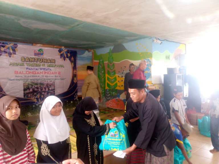 Peringati 10 Muharram 1446 H, Pengelola Wisata Pantai Balongan Indah, Berikan Santunan ke Anak Yatim dan Dhuafa