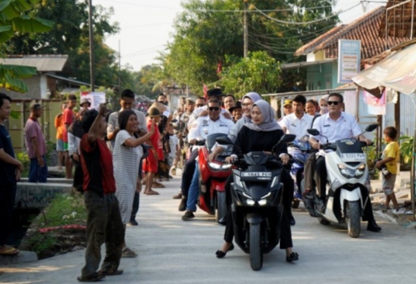 Puluhan Tahun Tak Tersentuh Pembangunan, Kini Warga Sumringah Jalannya Dibeton Bupati Nina Agustina