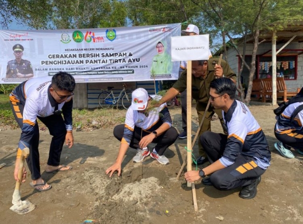 Jaga Kelestarian Wilayah Pantai, Kejaksaan Negeri Indramayu Lakukan Gerakan Bersih Pantai dan Penghijauan