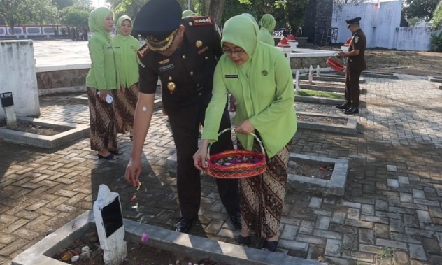 Peringati Hari Bhakti Adhyaksa ke-64, Kejaksaan Negeri Indramayu Gelar Proses Ziarah Ke TMP Dan Makam Pendiri Indramayu