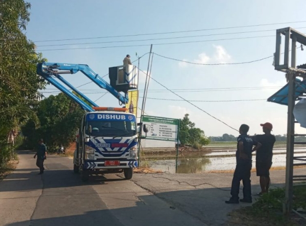 Wujudkan Desa Kabeh Terang (De-Kat) Tahun 2024, Dishub Targetkan 1.646 PJU Terpasang di Wilayah Kabupaten Indramayu