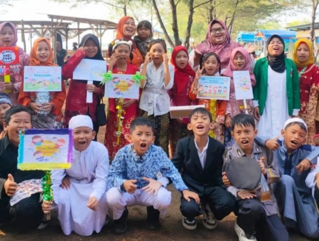 Pawai Baju Tradisional Warnai Hari Anak Nasional Di Kabupaten Indramayu