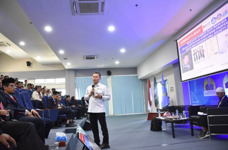 Menjadi Narasumber Dalam Seminar Ilmiah Polindra, Prof Amilin: BNSP Mendorong Peran LSP Polindra