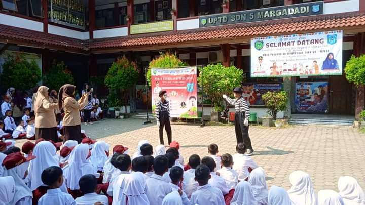 Pelajar Indramayu Ceria di Hari Pertama Sekolah