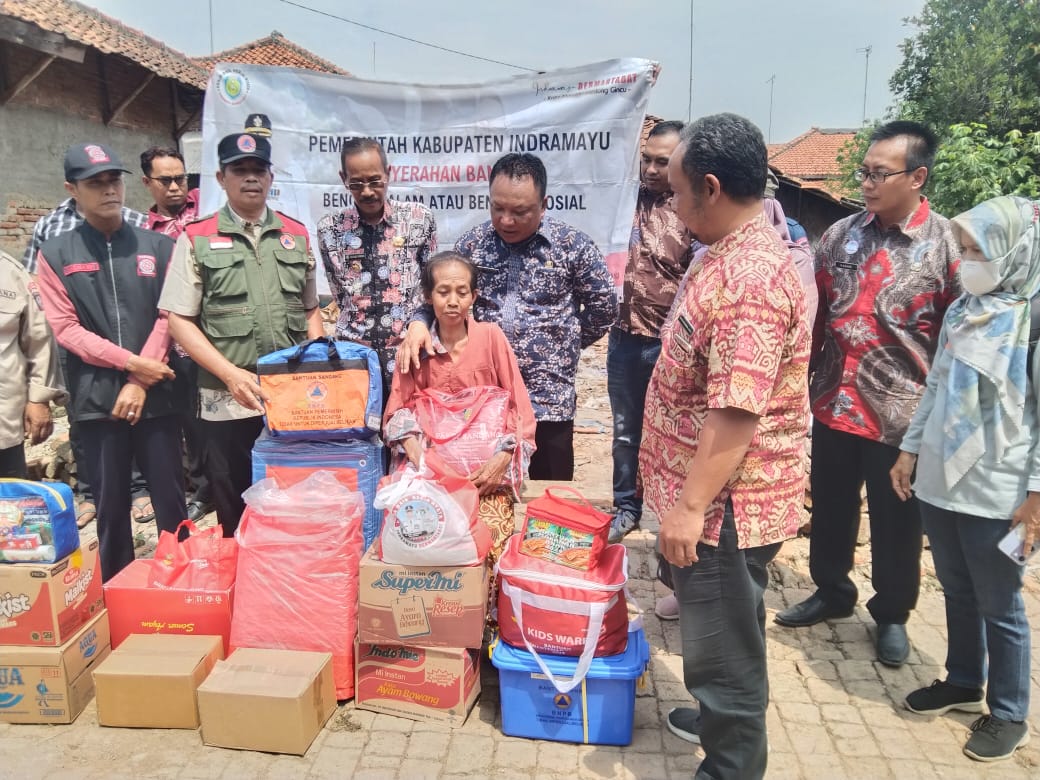 Bupati Nina Agustina Berikan Bantuan Kepada Wartinih Desa Nunuk