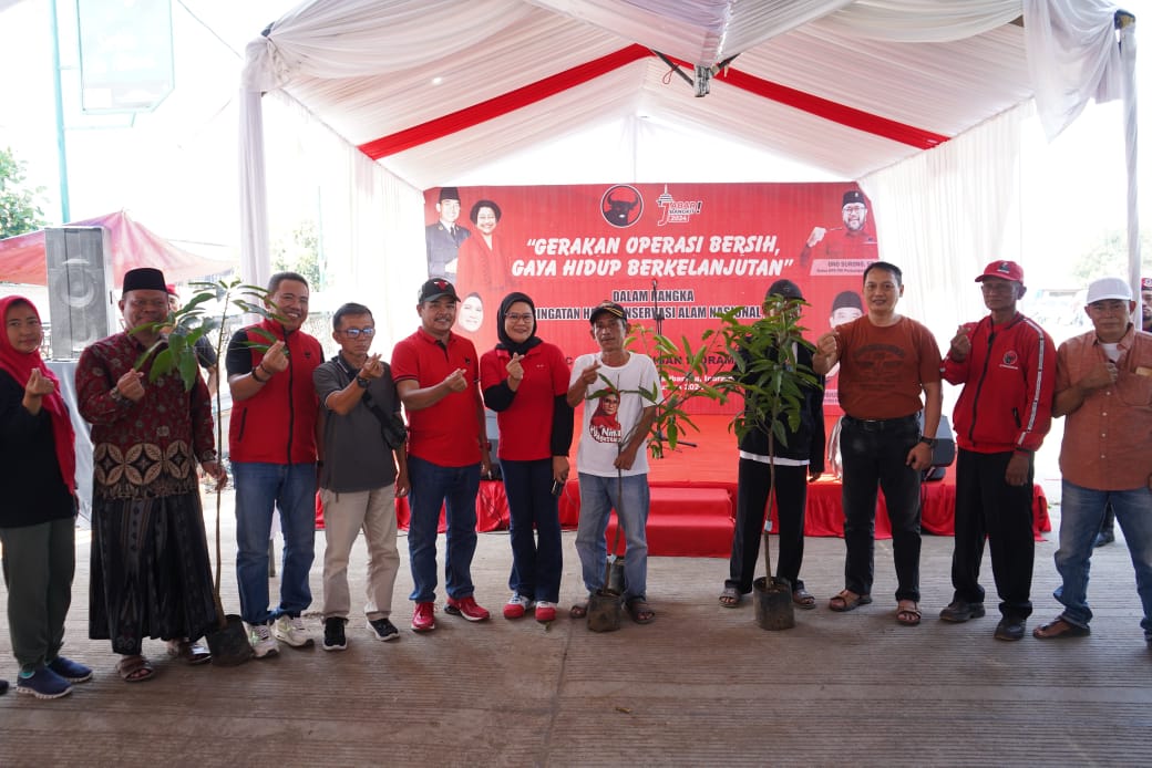 Peringati Hari Konservasi Alam Nasional, Kader PDI Perjuangan Indramayu Turun Bersihkan Sungai