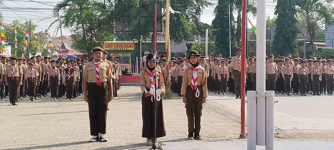 Peringati Hari Pramuka ke 63 Camat Juntinyuat Pimpin Upacara di Halaman Balai Desa Junti Kebon