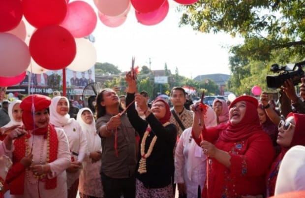 Meriah, IWAPI Indramayu Gelar Fashion Show Batik Gebyar Merah Putih