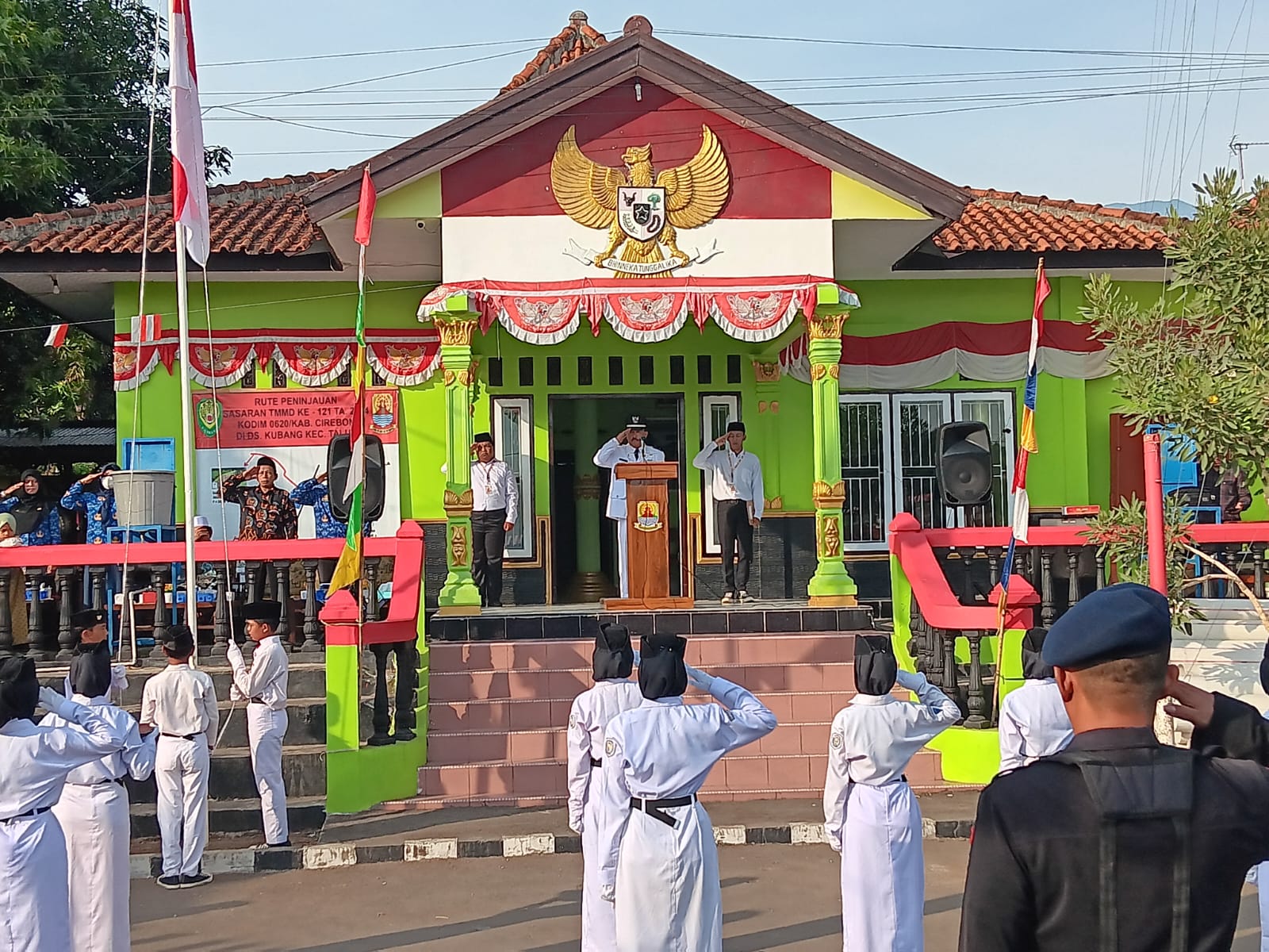 Satgas TMMD ke-121 Kodim 0620/Kabupaten Cirebon Laksanakan Upacara HUT RI Bersama Pemdes dan Masyarakat Desa Kubang