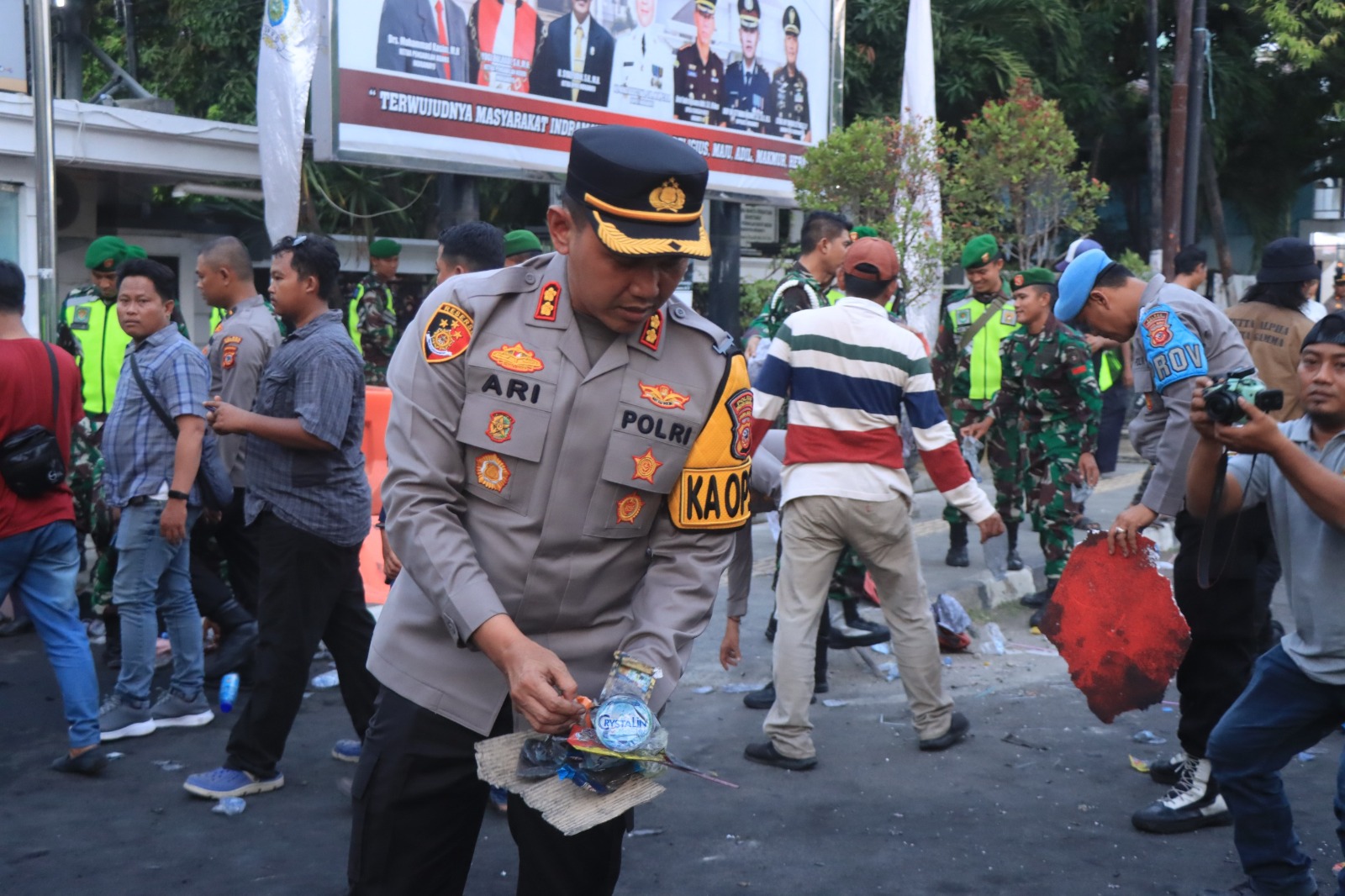 Aksi Mulia Polisi, TNI dan Sat Pol PP Bersihkan Sampah Sisa Aksi Unjuk Rasa di sekitar Gedung DPRD Kabupaten Indramayu