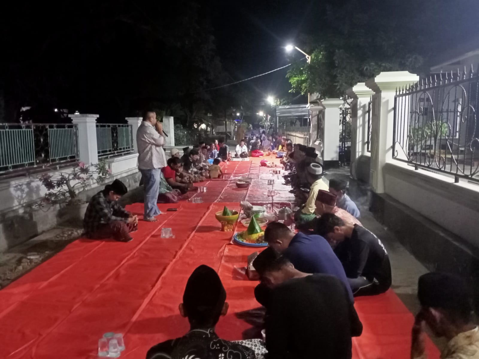 Jalan di Cor, Warga Juntinyuat Gelar Syukuran Doa dan Makan Bersama