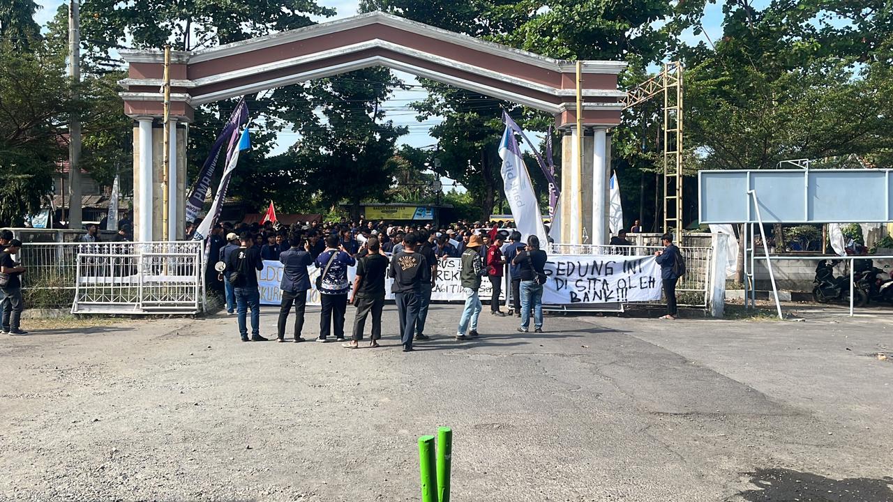 Akibat Potong Dana KIP Kuliah, Mahasiswa Unwir Murka dan Tuntut Rektor Turun Dari Jabatan