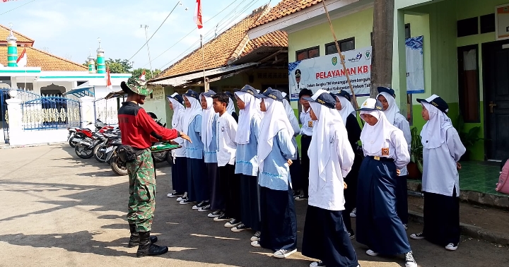 Satgas TMMD ke-121 Kodim 0620/Kabupaten Cirebon Ajak Siswa SMP Satu Atap Talun Latihan Baris-Berbaris untuk Persiapan 17 Agustusan