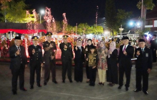 Tambah Keren, Alun-Alun Puspawangi Kini Miliki Air Mancur Menari dan Ornamen Alutsista