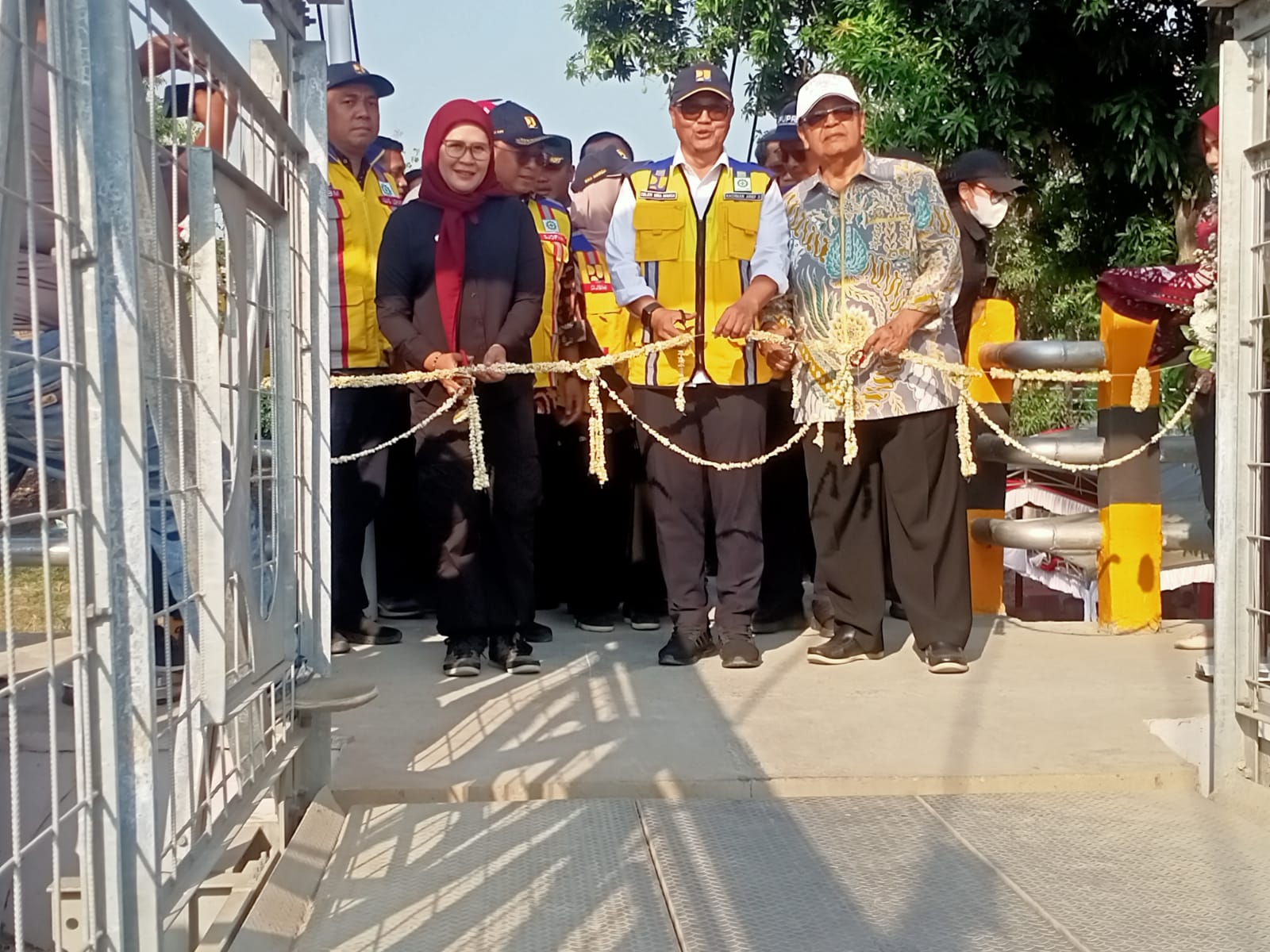 Meriah Bupati Indramayu Hadiri Peresmian Jembatan Gantung Desa Krasak