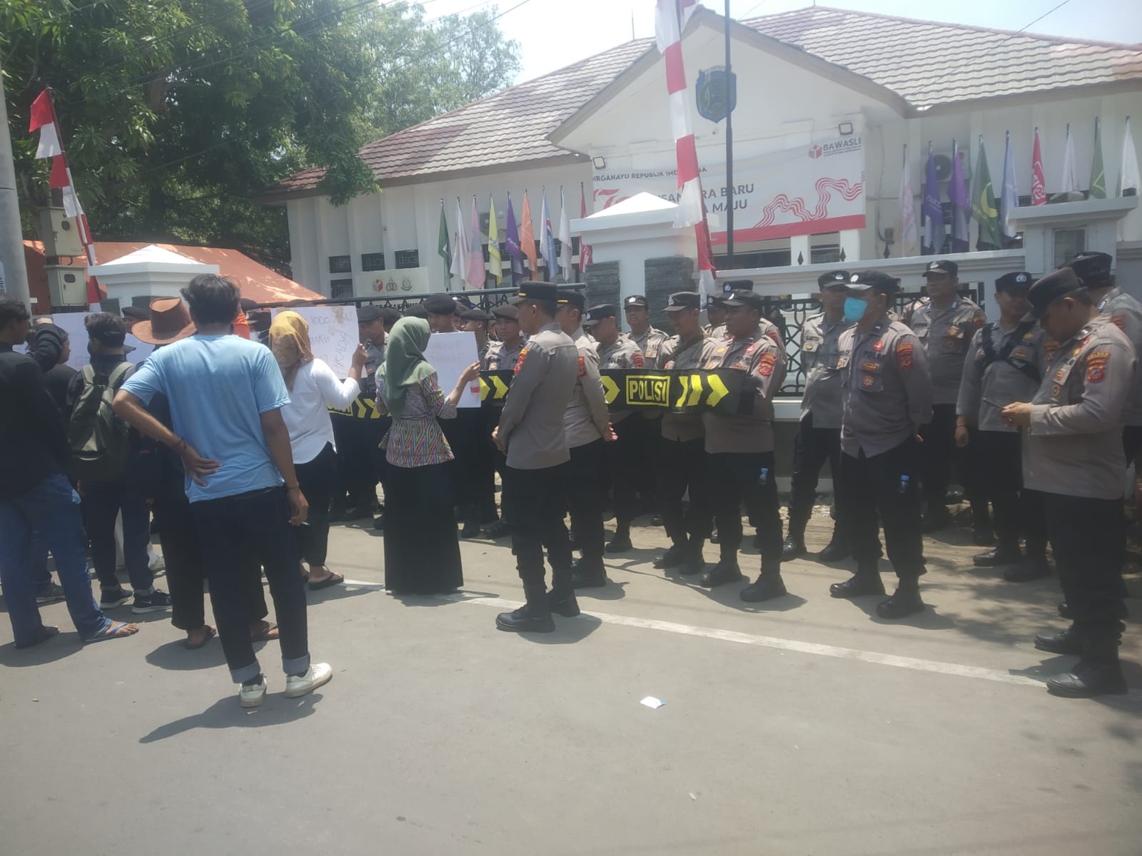 Puluhan Massa Gelar Aksi Demo di Kantor Bawaslu Kabupaten Indramayu