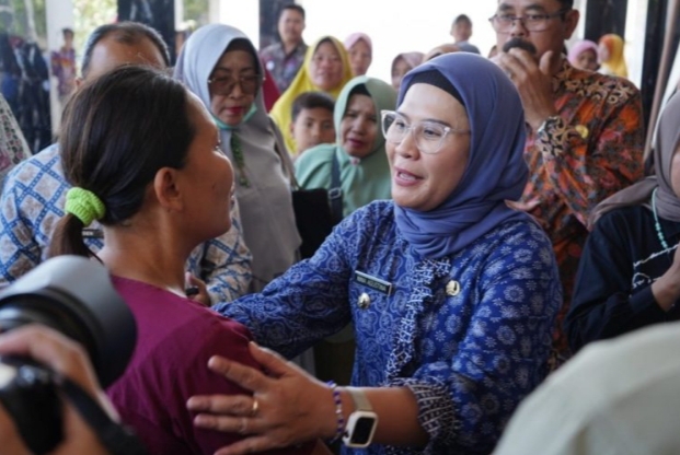 Bupati Indramayu Kunjungi Masjid Baiturrahman, Serahkan Bantuan Pintu dan Sembako