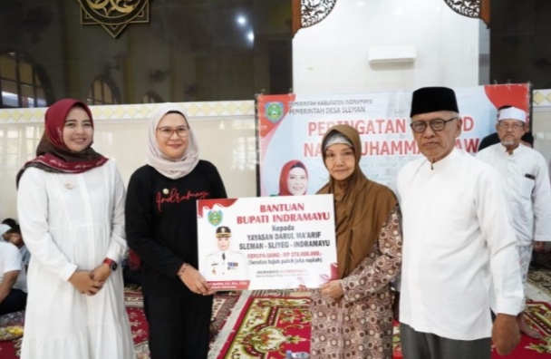 Maknai Maulid Nabi, Bupati Nina Agustina Berikan Bantuan Sosial untuk Masyarakat