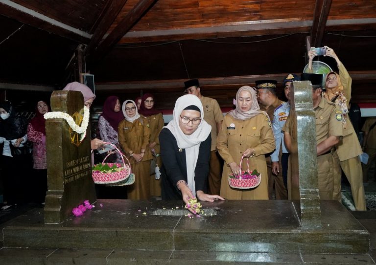 Jelang Hari Jadi Ke-497 Kabupaten Indramayu, Bupati Nina Ziarah Ke Makam Leluhur Indramayu