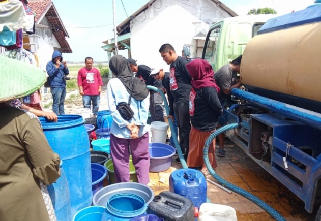 Bupati Nina Agustina Kirimkan Air Bersih Bagi Warga Desa Luwunggesik