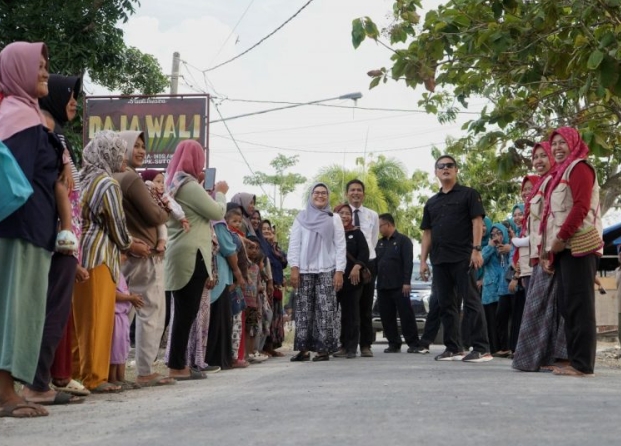 Warga Bogor Senang, Jalannya Dibeton Bupati Indramayu Nina Agustina