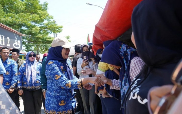 Bupati Indramayu Nina Agustina Dengarkan Keluhan Pedagang di Pasar Karangampel