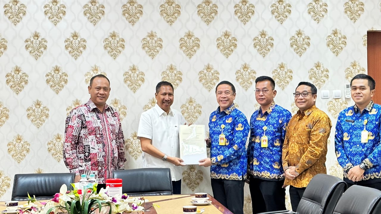 Kantor Pertanahan Kembali Serahkan 15 Sertipikat Tanah Aset Pemkab Indramayu