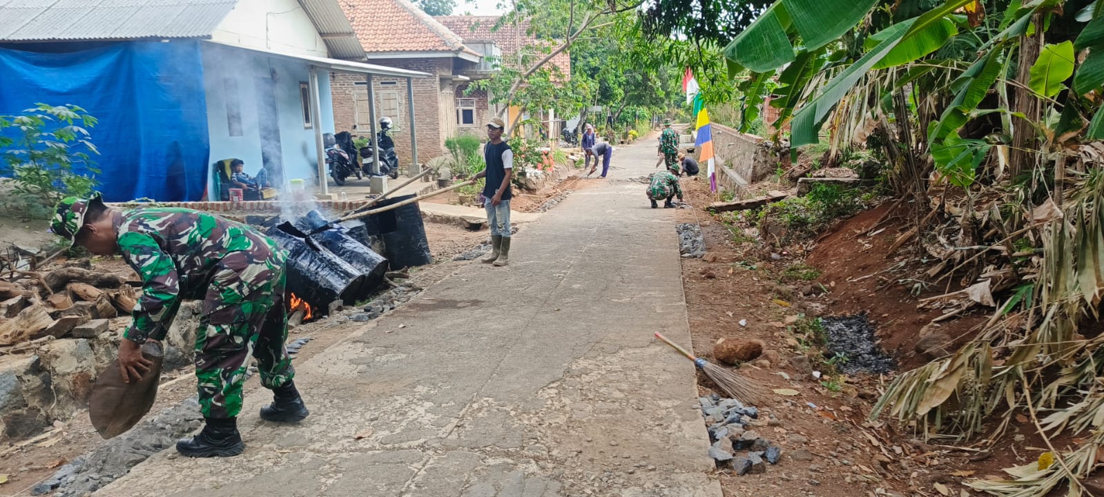 Pengaspalan Jalan di Blok Salam Desa Jati Pancur