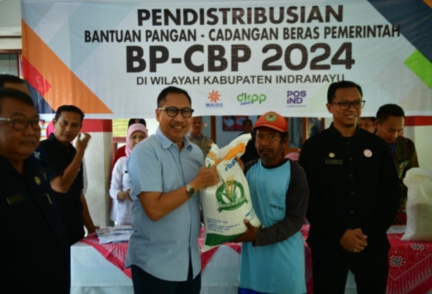 Pemkab Indramayu Distribusikan Bantuan Pangan kepada Ratusan Warga guna Perkuat Ketahanan Pangan