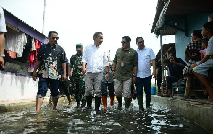 Pj. Gubernur Jawa Barat Tinjau Langsung Dampak Rob di Eretan Wetan, Masyarakat Desak Percepatan Penanggulangan