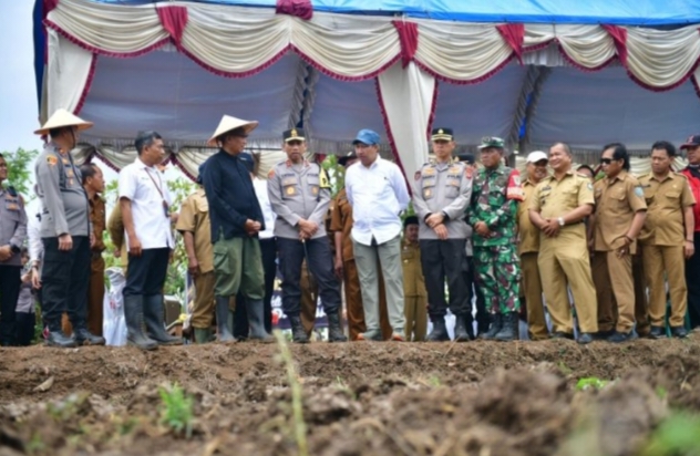 Wujudkan Program Asta Cita, Kapolda Jabar Tinjau Lokasi Lahan Ketahanan Pangan di Kabupaten Indramayu