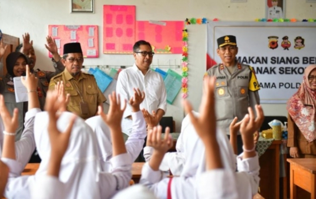 Dikunjungi Kapolda Jabar, Siswa SDN Tamansari Senang Ikuti Uji Coba Program Makan Siang Bergizi Gratis